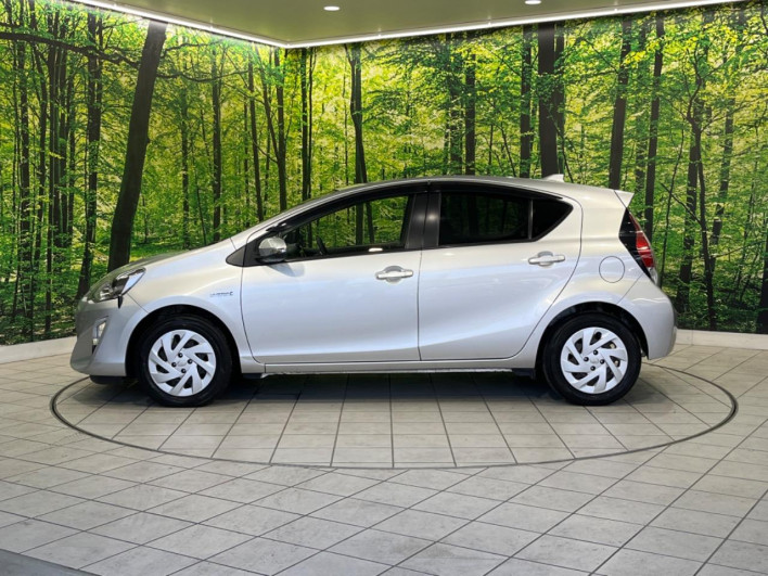2016 Toyota Aqua DAA-NHP10 (UW-6a24e152bd26c)[11]