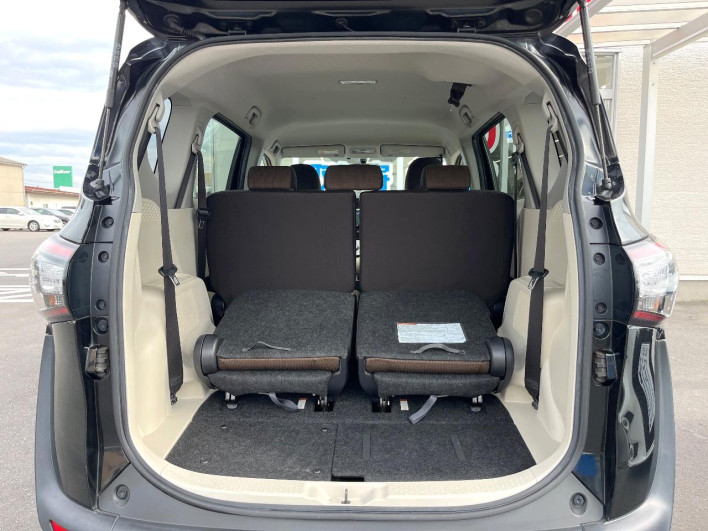 2016 Toyota Sienta DAA-NHP170G (UW-6a24e156cee9a)[18]