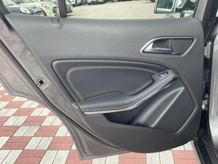2017 Mercedes Benz GLA Class DBA-156947 (UW-6a24e19f26052)[8]