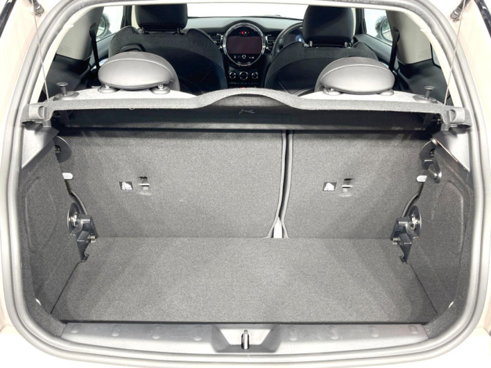 2021 Rover Mini 3BA-XR15MW (UW-6a24e1a4586ee)[14]
