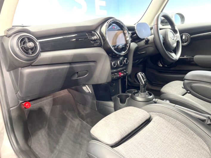 2021 Rover Mini 3BA-XR15MW (UW-6a24e1a4586ee)[10]