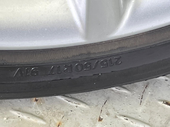 2015 Toyota Prius α DAA-ZVW41W (UW-6a24e1c8d3057)[18]