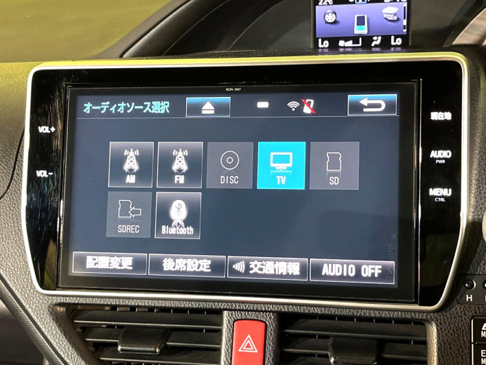2017 Toyota Noah DAA-ZWR80G (UW-6a24e1d4a7fa6)[27]