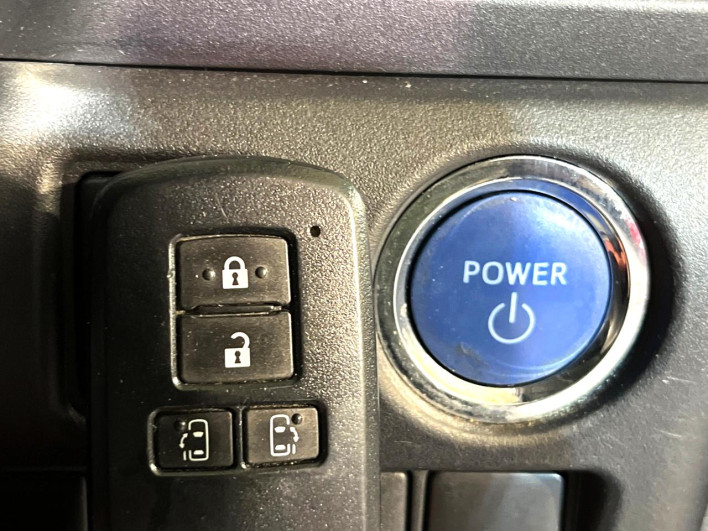 2017 Toyota Noah DAA-ZWR80G (UW-6a24e1d4a7fa6)[12]