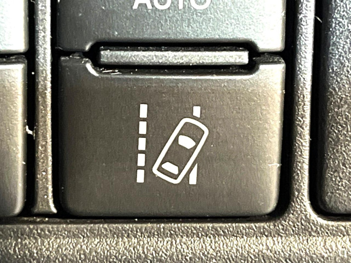 2017 Toyota Noah DAA-ZWR80G (UW-6a24e1d4a7fa6)[15]