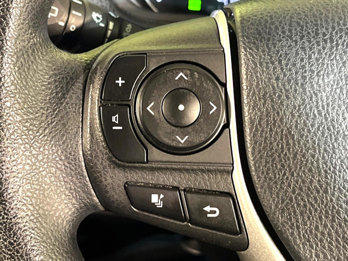 2017 Toyota Noah DAA-ZWR80G (UW-6a24e1d4a7fa6)[28]