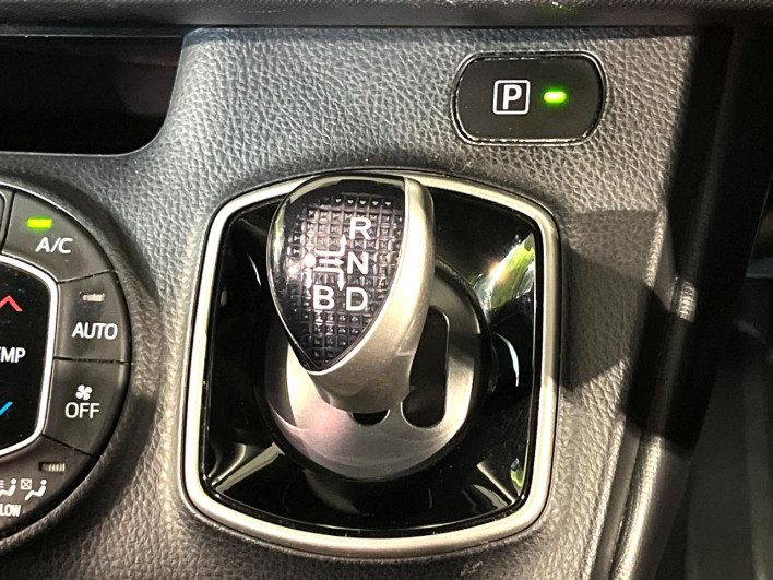 2017 Toyota Noah DAA-ZWR80G (UW-6a24e1d4a7fa6)[21]