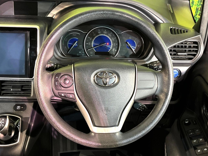2017 Toyota Noah DAA-ZWR80G (UW-6a24e1d4a7fa6)[6]
