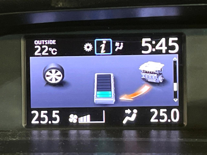 2017 Toyota Noah DAA-ZWR80G (UW-6a24e1d4a7fa6)[23]