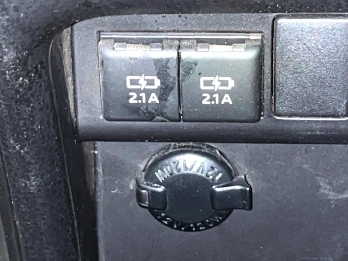 2017 Toyota Noah DAA-ZWR80G (UW-6a24e1d4a7fa6)[22]