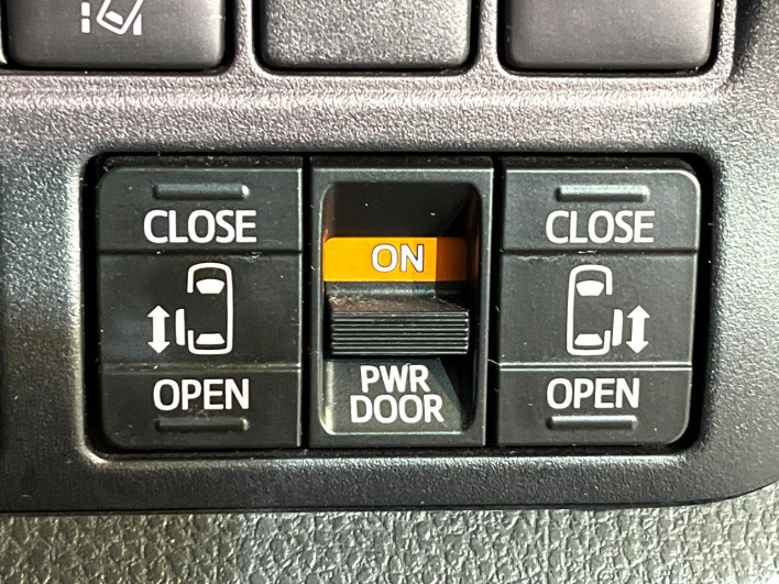 2017 Toyota Noah DAA-ZWR80G (UW-6a24e1d4a7fa6)[17]