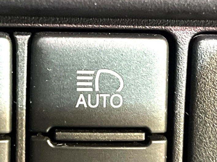 2017 Toyota Noah DAA-ZWR80G (UW-6a24e1d4a7fa6)[14]