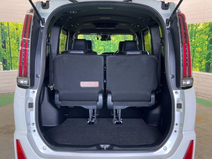 2018 Toyota Noah DAA-ZWR80W (UW-6a24e1d547a7d)[27]