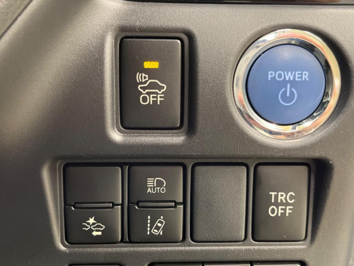 2018 Toyota Noah DAA-ZWR80W (UW-6a24e1d547a7d)[7]