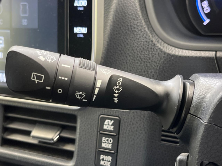 2018 Toyota Noah DAA-ZWR80W (UW-6a24e1d547a7d)[11]