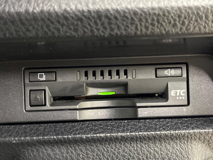 2018 Toyota Noah DAA-ZWR80W (UW-6a24e1d547a7d)[9]