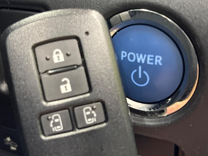 2018 Toyota Noah DAA-ZWR80W (UW-6a24e1d547a7d)[5]