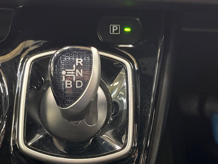 2018 Toyota Noah DAA-ZWR80W (UW-6a24e1d547a7d)[17]