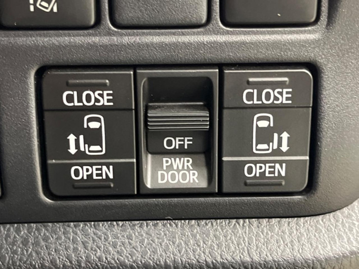2018 Toyota Noah DAA-ZWR80W (UW-6a24e1d547a7d)[8]