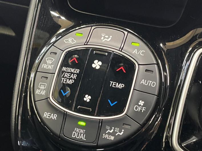 2018 Toyota Noah DAA-ZWR80W (UW-6a24e1d547a7d)[18]