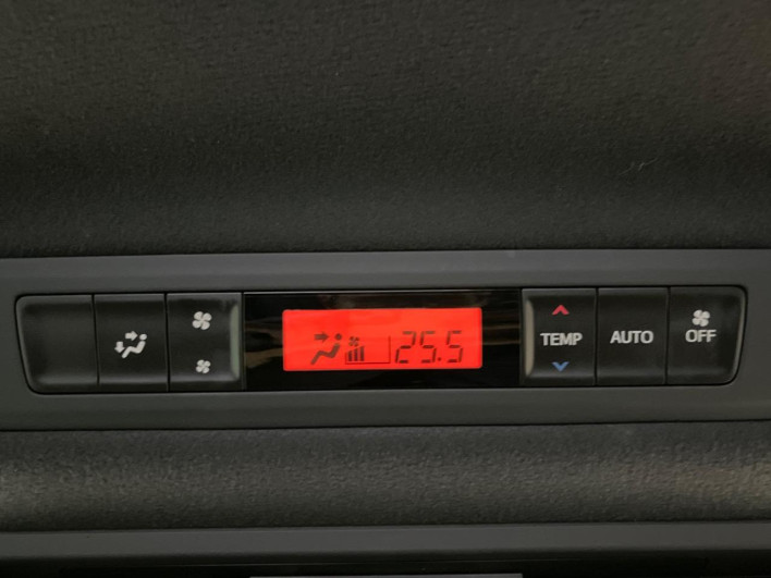 2018 Toyota Noah DAA-ZWR80W (UW-6a24e1d547a7d)[23]