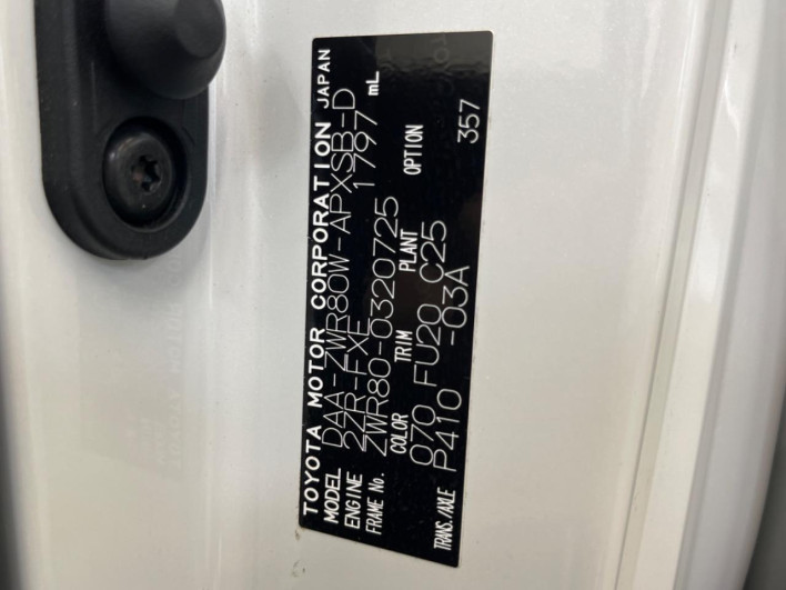 2018 Toyota Noah DAA-ZWR80W (UW-6a24e1d547a7d)[1]