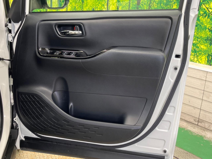 2018 Toyota Noah DAA-ZWR80W (UW-6a24e1d547a7d)[28]