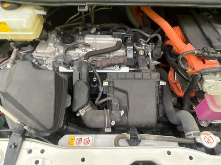 2018 Toyota Noah DAA-ZWR80W (UW-6a24e1d547a7d)[4]