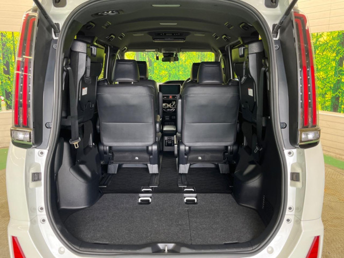 2018 Toyota Noah DAA-ZWR80W (UW-6a24e1d547a7d)[24]