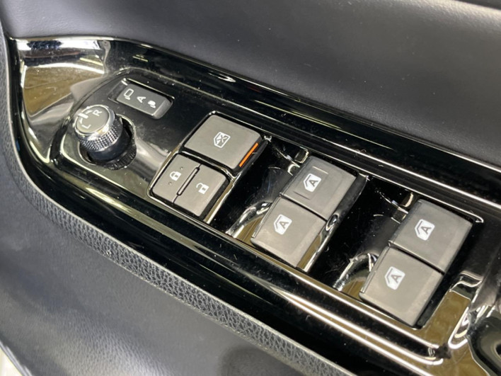 2018 Toyota Noah DAA-ZWR80W (UW-6a24e1d547a7d)[29]