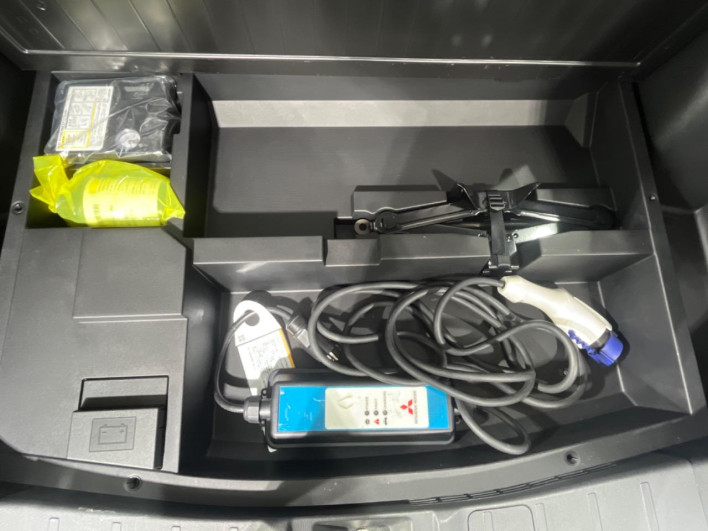 2016 Mitsubishi OUTLANDER PHEV DLA-GG2W (UW-6a2631c19a290)[12]