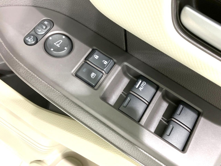 2017 Honda N-BOX DBA-JF3 (UW-6a2631f72683a)[12]