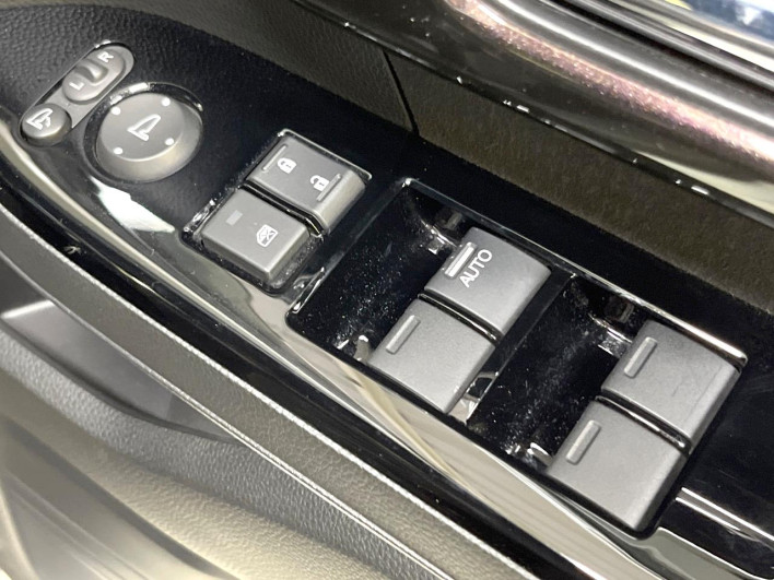 2017 Honda N-BOX CUSTOM DBA-JF3 (UW-6a2631f8a2679)[15]