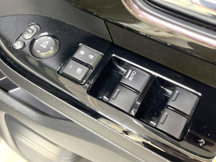 2018 Honda N-BOX CUSTOM DBA-JF3 (UW-6a2631f90841c)[14]