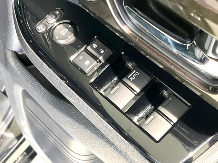2019 Honda N-BOX CUSTOM DBA-JF3 (UW-6a2631fac9320)[22]