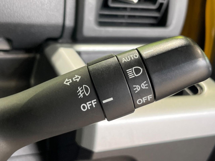 2015 Daihatsu Wake DBA-LA710S (UW-6a26324449146)[15]