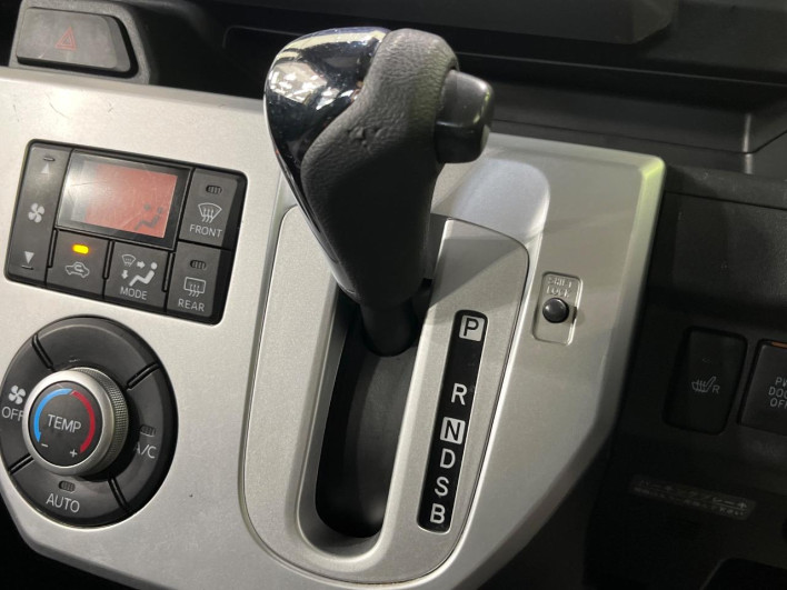2015 Daihatsu Wake DBA-LA710S (UW-6a26324449146)[7]