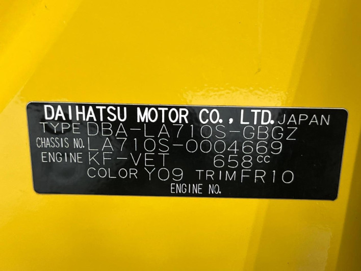 2015 Daihatsu Wake DBA-LA710S (UW-6a26324449146)[1]