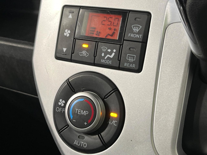 2015 Daihatsu Wake DBA-LA710S (UW-6a26324449146)[6]