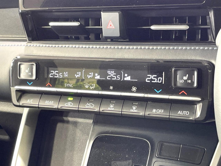 2022 Toyota Voxy 6BA-MZRA90W (UW-6a2632ad9fcd9)[21]
