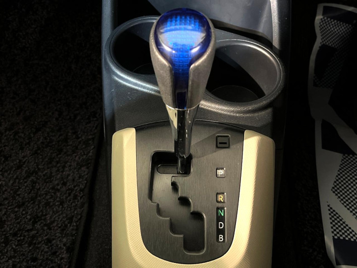 2012 Toyota Aqua DAA-NHP10 (UW-6a2632b560d7b)[17]
