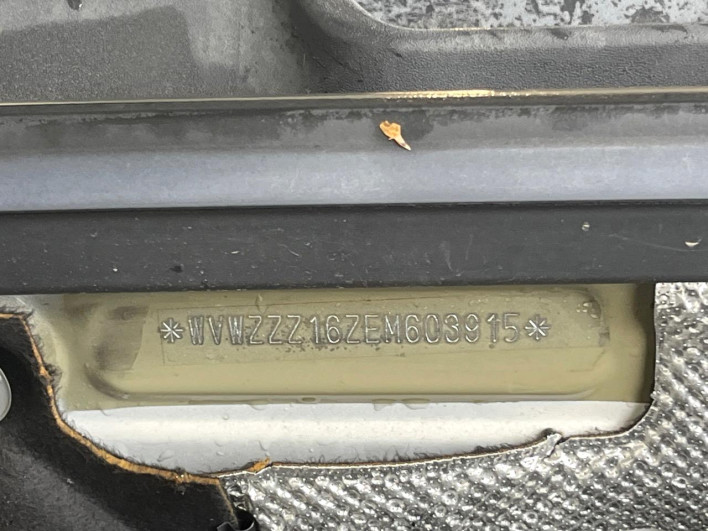 2014 Volkswagen The Beetle DBA-16CBZ (UW-6a2632fd6b34d)[1]