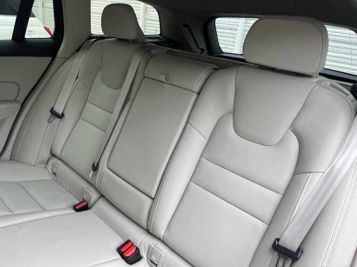 2023 Volvo V60 5AA-ZB420TM (UW-6a26330367d00)[17]