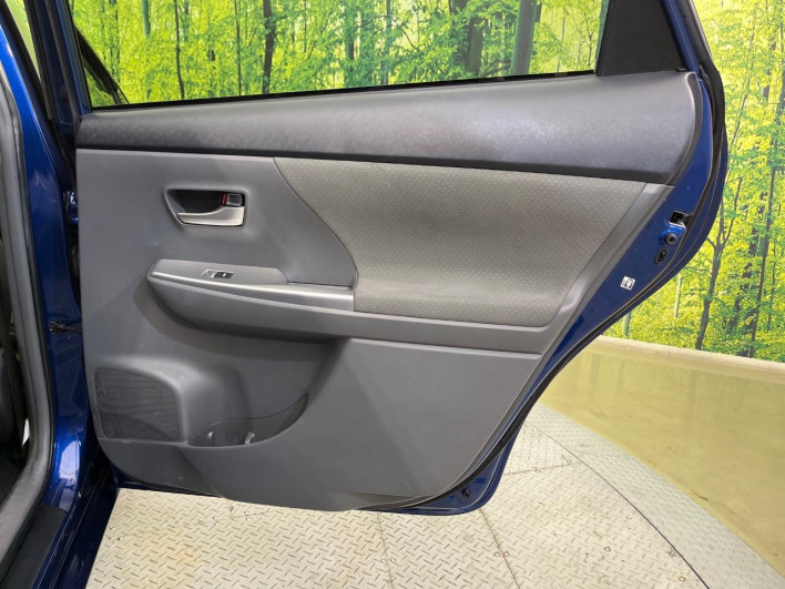 2013 Toyota Prius α DAA-ZVW41W (UW-6a26331ee3c24)[18]