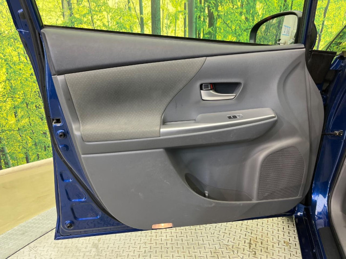 2013 Toyota Prius α DAA-ZVW41W (UW-6a26331ee3c24)[8]