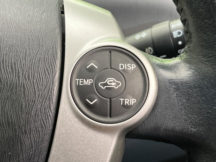 2013 Toyota Prius α DAA-ZVW41W (UW-6a26331ee3c24)[28]