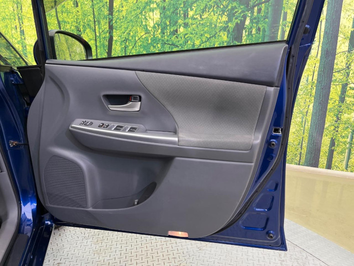2013 Toyota Prius α DAA-ZVW41W (UW-6a26331ee3c24)[23]