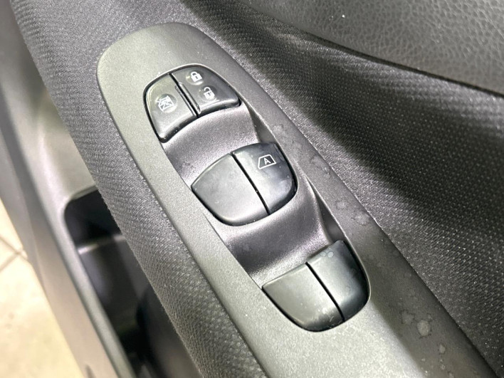 2011 Nissan Serena DBA-FC26 (UW-6a2783f5d118a)[21]