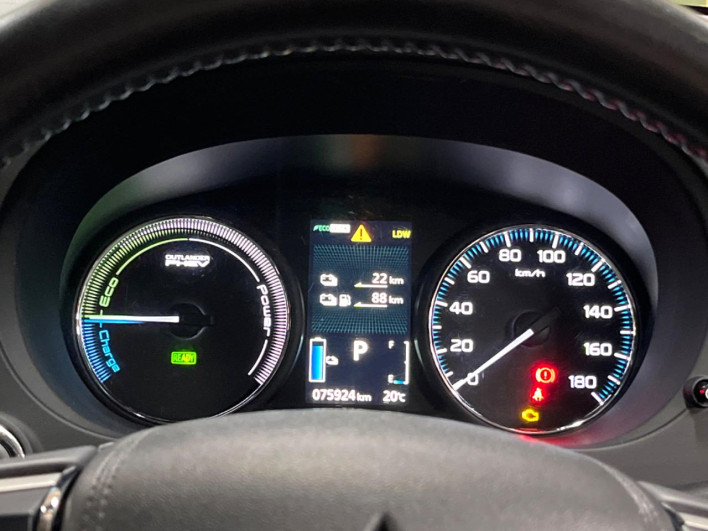 2015 Mitsubishi OUTLANDER PHEV DLA-GG2W (UW-6a278410de316)[15]