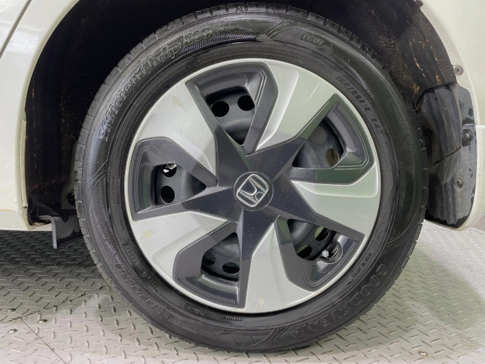 2016 Honda Fit Hybrid DAA-GP5 (UW-6a27841689224)[7]